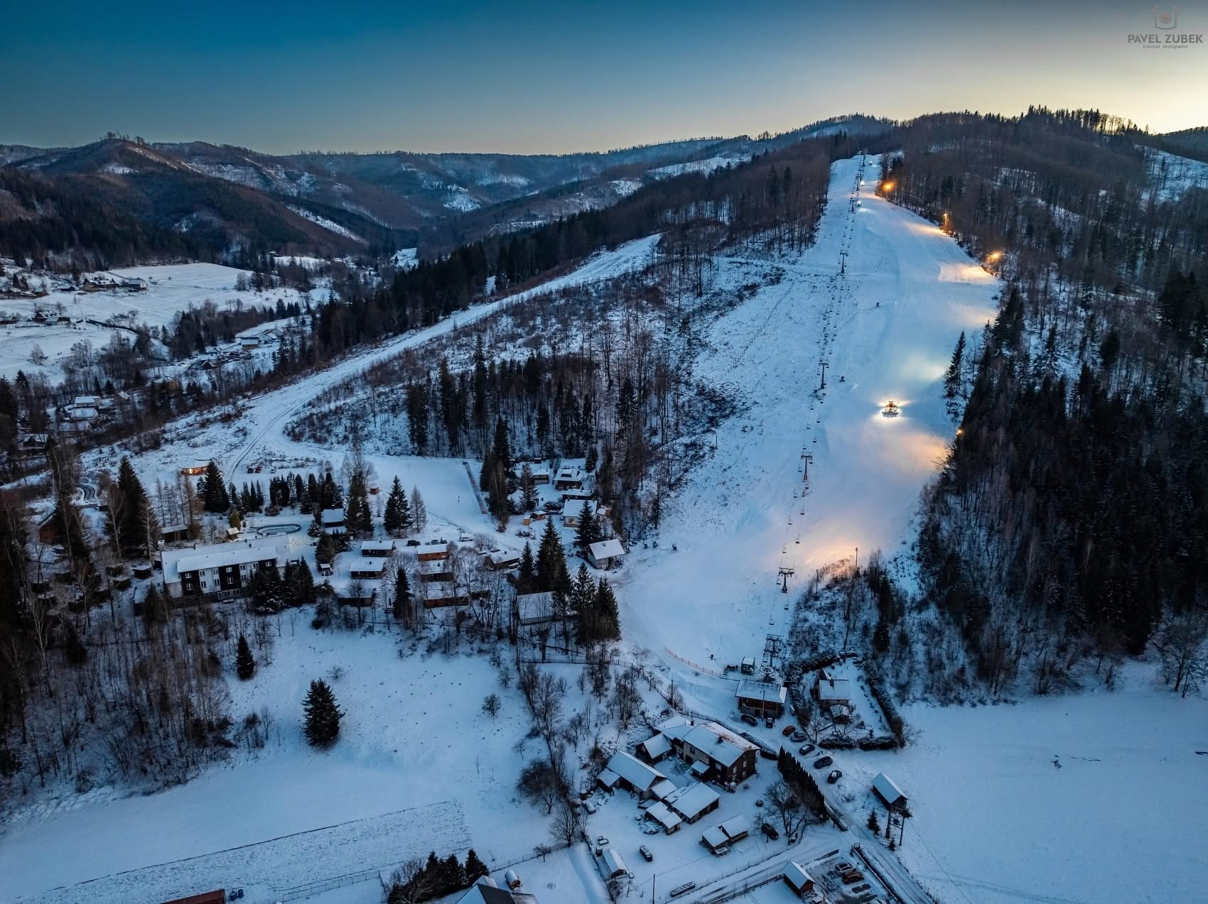 Pohled na lyžařský areál Ski Armáda se sjezdovkou a vlekem
