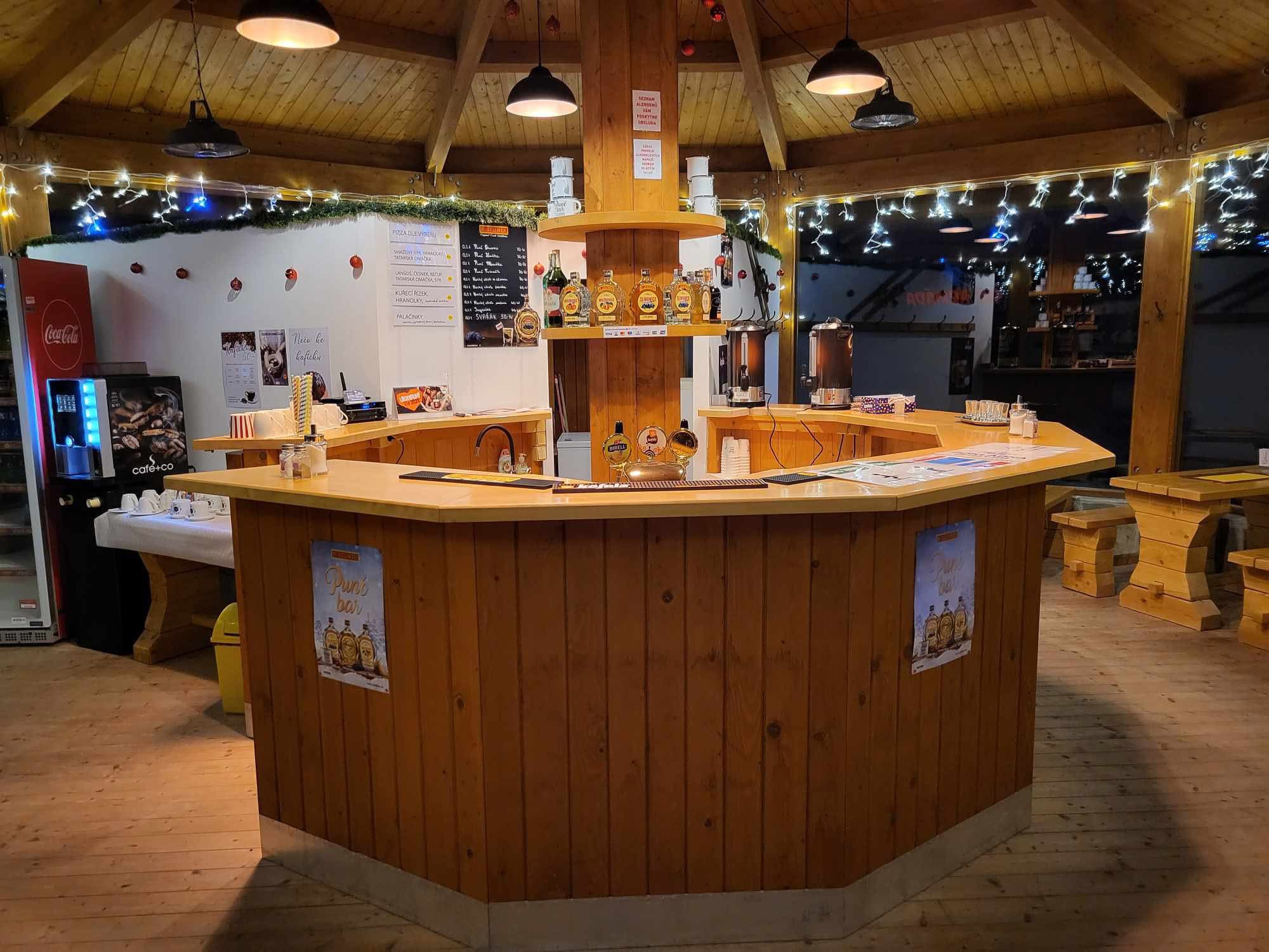 Interiér Apres Ski Baru s pultem a punč barem